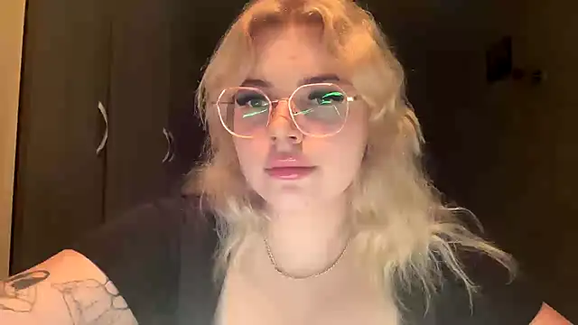 sunshinyflash online show from November 10, 2025, 5:23 pm