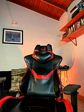 Snapshot of AlekBlake_ chatting on October 31, 2025, 1:17 am AlekBlake online show from October 31, 2025, 1:17 am