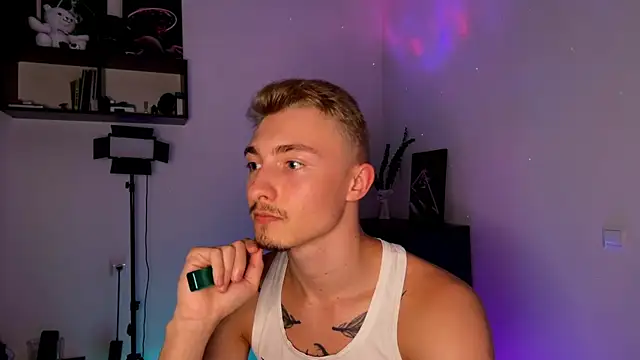 Artur  Skott online show from October 13, 2025, 8:53 pm