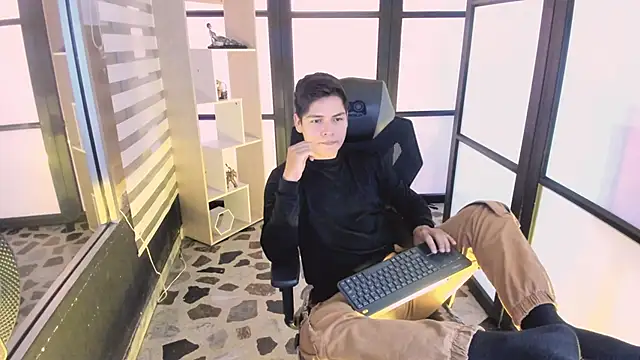 Asta Black online show from September 12, 2025, 2:33 am