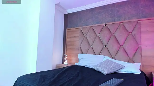 Asta Black online show from September 18, 2025, 4:14 am