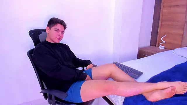 Asta Black online show from October 8, 2025, 4:54 am