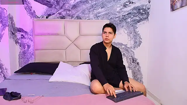 Asta Black online show from October 17, 2025, 5:32 am