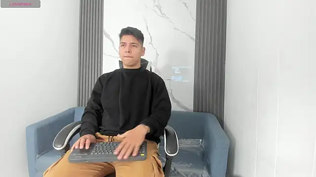 Asta Black online show from October 21, 2025, 9:26 pm