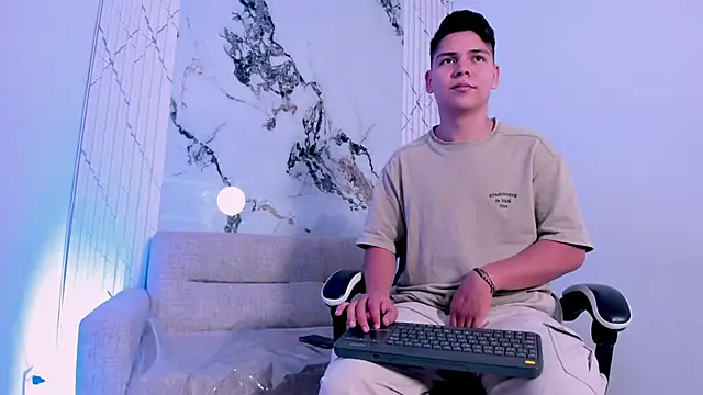 Asta Black online show from October 22, 2025, 9:03 pm