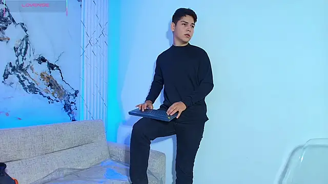 Asta Black online show from November 6, 2025, 8:43 pm