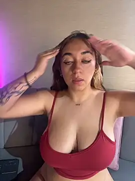 Snapshot of LuPink_ chatting on October 17, 2025, 8:22 pm LuPink online show from October 17, 2025, 8:22 pm
