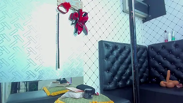 EMMA SANTANA online show from October 15, 2025, 7:47 pm