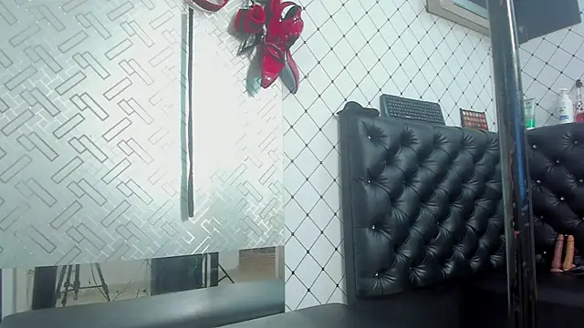 EMMA SANTANA online show from October 18, 2025, 7:47 pm