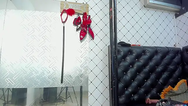 EMMA SANTANA online show from October 23, 2025, 7:23 pm