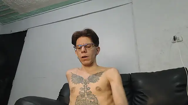 Snapshot of AlexandroRossi chatting on November 1, 2025, 5:31 am AlexandroRossi online show from November 1, 2025, 5:31 am