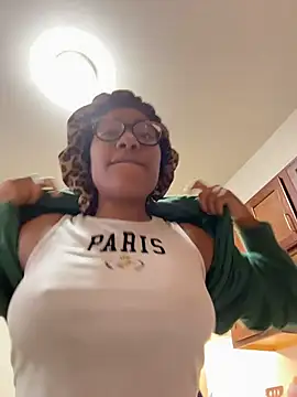 Tu GataLinda online show from November 4, 2025, 9:03 pm