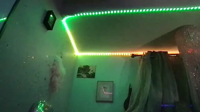 nekowaifuuu online show from November 7, 2025, 7:08 am