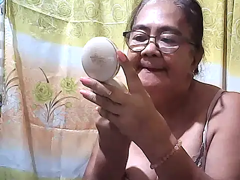 Snapshot of asianmom70 chatting on December 1, 2025, 9:31 pm asianmom70 online show from December 1, 2025, 9:31 pm