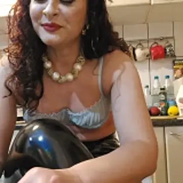 ShineBright88 online show from November 10, 2025, 8:41 pm