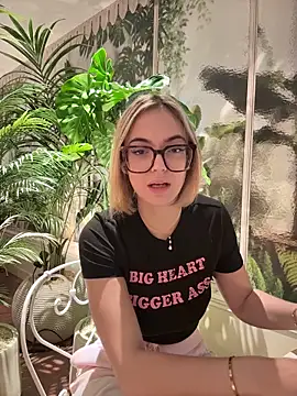 zoeypink online show from February 12, 2026, 7:36 am