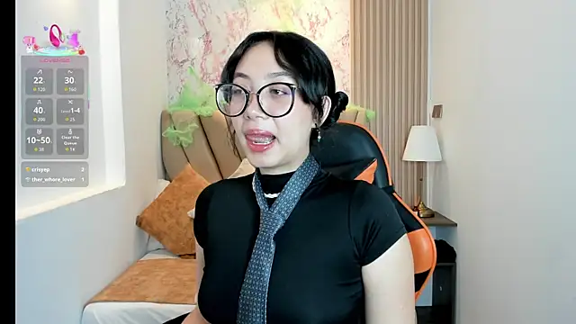 Yuna  Min online show from October 31, 2025, 1:12 pm