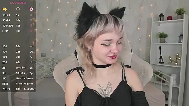 Snapshot of Tori_Cutie chatting on October 18, 2025, 12:24 am Tori Cutie online show from October 18, 2025, 12:24 am