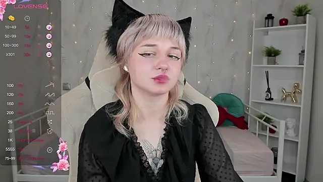 Snapshot of Tori_Cutie chatting on October 22, 2025, 12:22 am Tori Cutie online show from October 22, 2025, 12:22 am