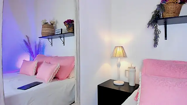 AlessiaValmont online show from September 24, 2025, 7:39 pm