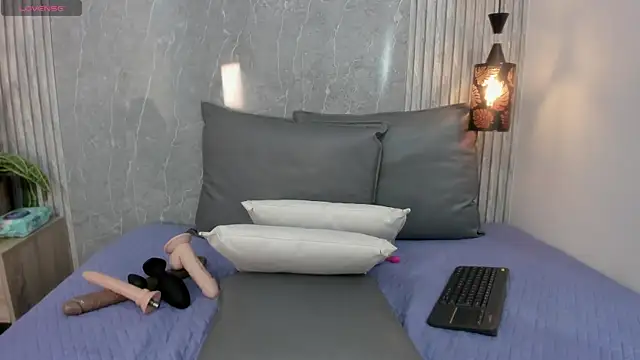 Lucia Guzman1 online show from November 7, 2025, 10:32 pm