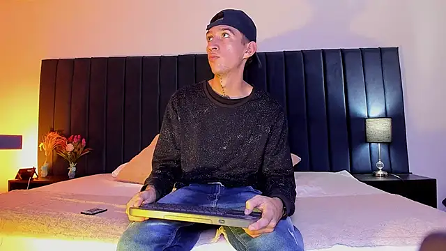 dominik thompson777 online show from October 3, 2025, 3:58 am