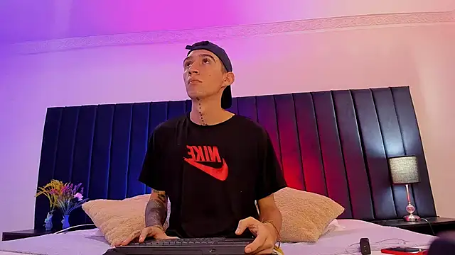 dominik thompson777 online show from October 7, 2025, 3:25 am