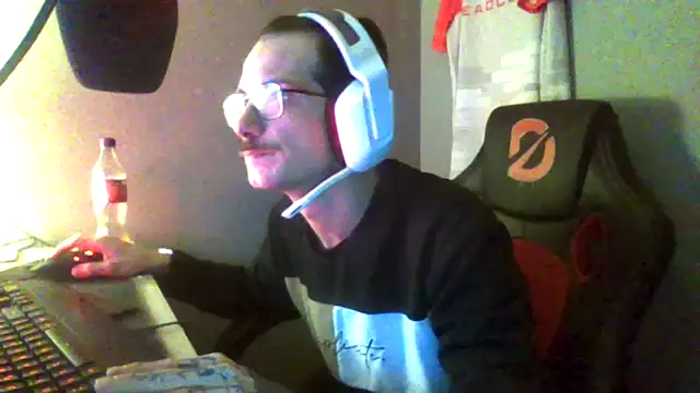 Snapshot of Dikklauss chatting on October 13, 2025, 6:19 pm Dikklauss online show from October 13, 2025, 6:19 pm