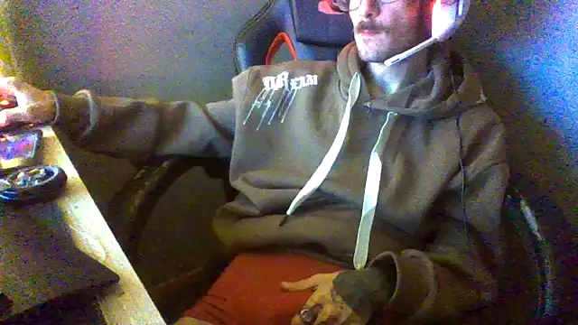 Snapshot of Dikklauss chatting on October 19, 2025, 10:32 pm Dikklauss online show from October 19, 2025, 10:32 pm