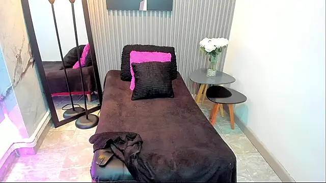 CloeyMiller online show from November 21, 2025, 8:07 pm