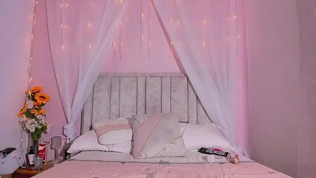 Snapshot of Rachellcooperrr chatting on September 13, 2025, 10:15 am Rachellcooperrr online show from September 13, 2025, 10:15 am