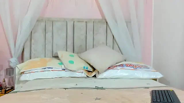 Snapshot of Rachellcooperrr chatting on September 28, 2025, 12:49 am Rachellcooperrr online show from September 28, 2025, 12:49 am