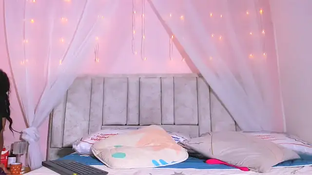 Snapshot of Rachellcooperrr chatting on October 3, 2025, 10:01 am Rachellcooperrr online show from October 3, 2025, 10:01 am