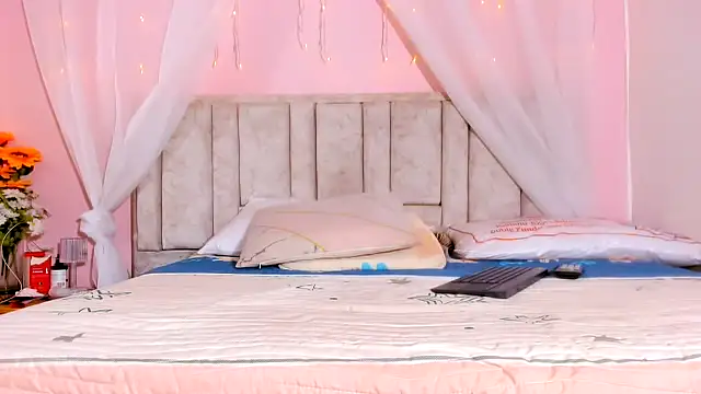 Snapshot of Rachellcooperrr chatting on October 8, 2025, 10:29 pm Rachellcooperrr online show from October 8, 2025, 10:29 pm