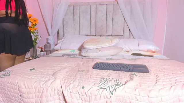 Snapshot of Rachellcooperrr chatting on October 16, 2025, 8:15 am Rachellcooperrr online show from October 16, 2025, 8:15 am