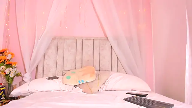 Snapshot of Rachellcooperrr chatting on October 25, 2025, 2:13 pm Rachellcooperrr online show from October 25, 2025, 2:13 pm