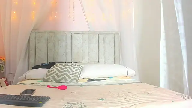 Snapshot of Rachellcooperrr chatting on November 7, 2025, 10:37 am Rachellcooperrr online show from November 7, 2025, 10:37 am