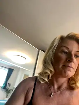 Snapshot of Princess-polly chatting on October 1, 2025, 10:10 am Princess-polly online show from October 1, 2025, 10:10 am
