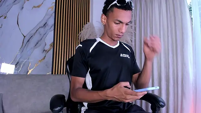 Snapshot of JulienSaint chatting on July 15, 2026, 11:48 am JulienSaint online show from July 15, 2026, 11:48 am