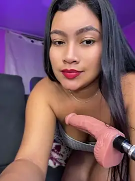 Snapshot of LunaaRosse chatting on August 4, 2026, 3:32 am LunaaRosse online show from August 4, 2026, 3:32 am