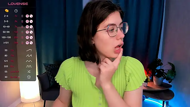 Snapshot of BellaCaress chatting on October 3, 2025, 7:16 am BellaCaress online show from October 3, 2025, 7:16 am