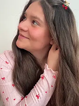 Emilyybennet  online show from June 28, 2026, 9:21 pm
