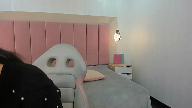 Emilia Bons online show from February 6, 2026, 1:58 pm