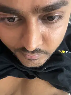 Snapshot of blrguychub chatting on October 29, 2025, 2:19 pm blrguychub online show from October 29, 2025, 2:19 pm