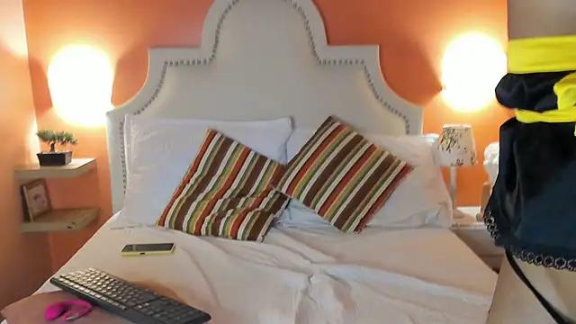 Violett Salvatore online show from October 2, 2025, 10:50 pm