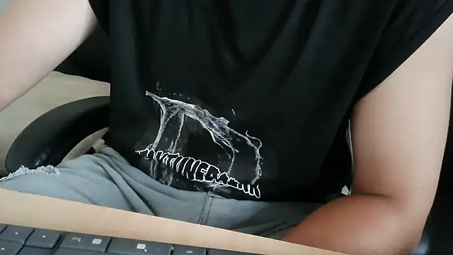 Snapshot of bigbb101011 chatting on November 9, 2025, 1:59 am bigbb101011 online show from November 9, 2025, 1:59 am