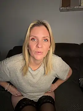 Snapshot of Lexi-Lux-X chatting on November 15, 2025, 2:24 pm Lexi-Lux-X online show from November 15, 2025, 2:24 pm