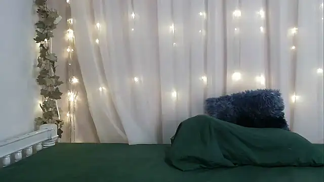 angelainparis28 online show from October 11, 2025, 4:55 am