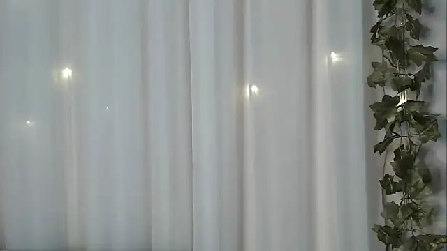 angelainparis28 online show from November 9, 2025, 6:44 am