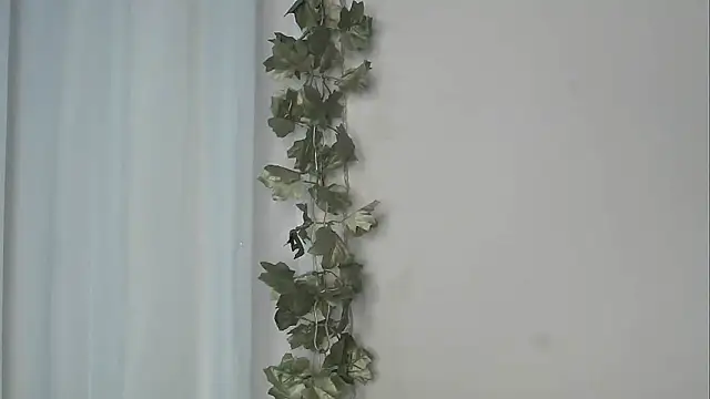 angelainparis28 online show from November 12, 2025, 7:13 pm